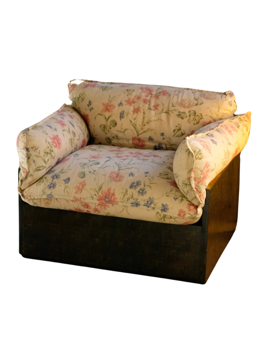 PAIR OF FLORAL ARMCHAIRS w. BRASS DETAIL