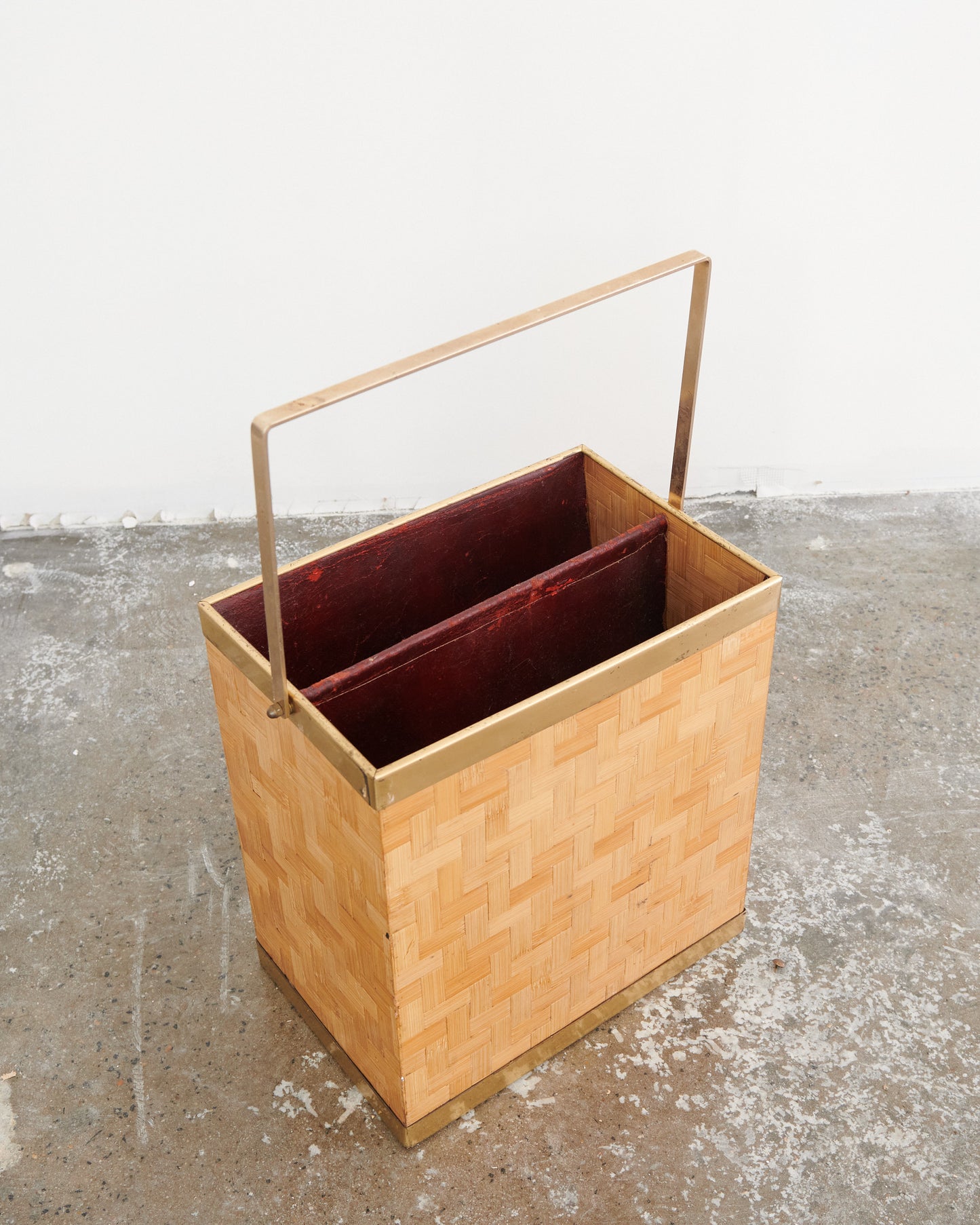 WOVEN MAGAZINE RACK w. BRASS DETAILING