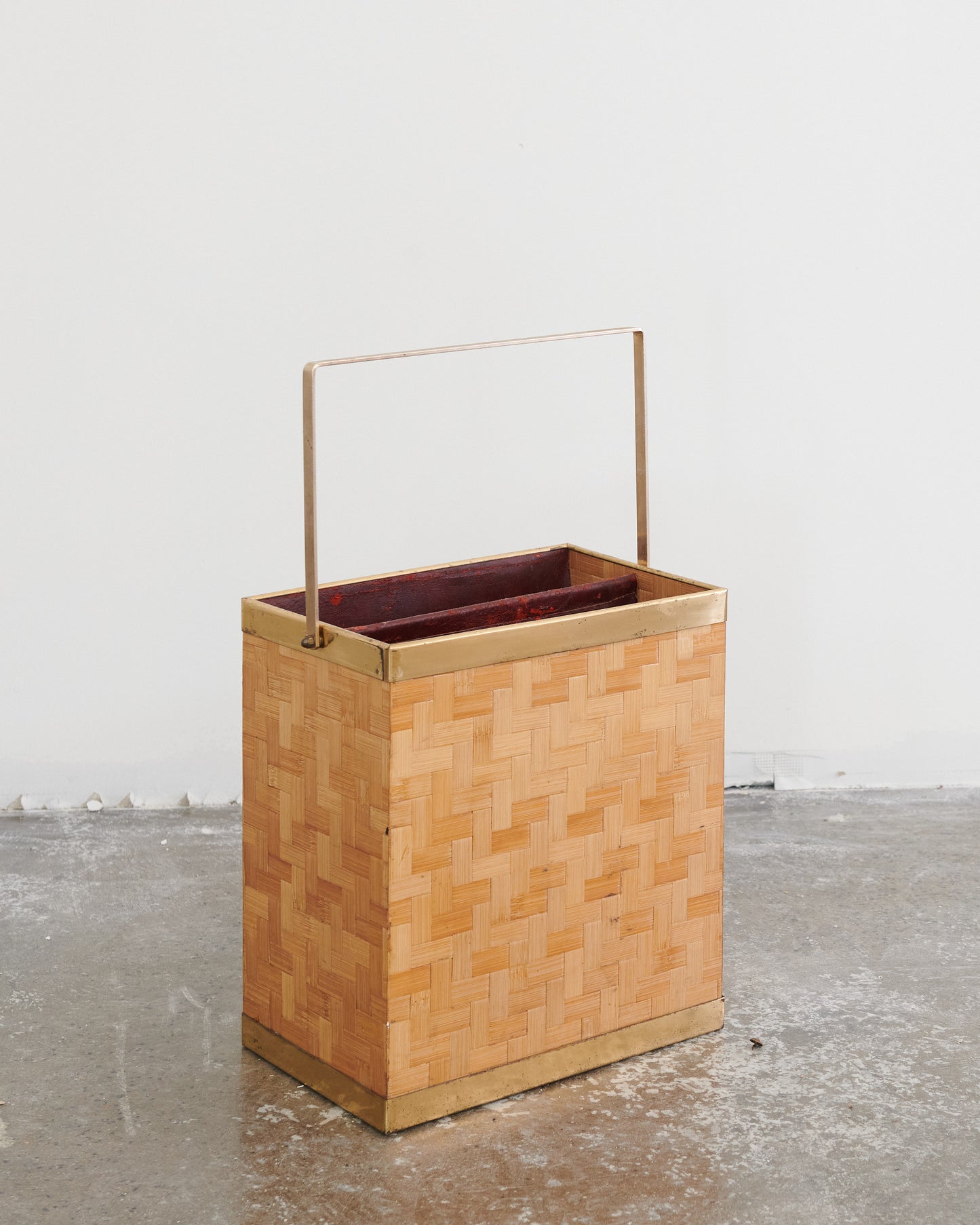 WOVEN MAGAZINE RACK w. BRASS DETAILING