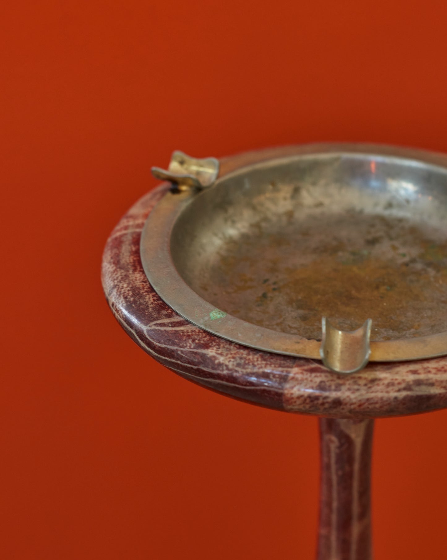TEXTURED STANDING ASH TRAY w. BRASS BASE