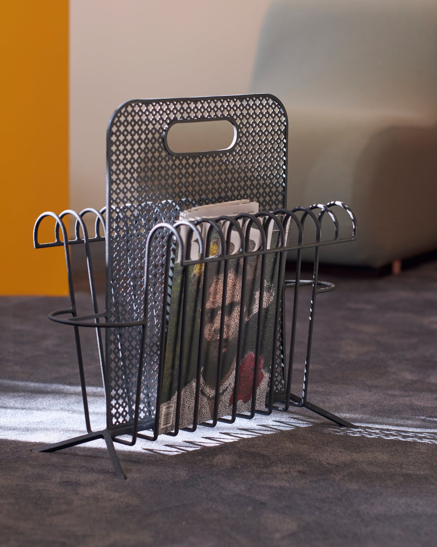 METAL MAGAZINE RACK