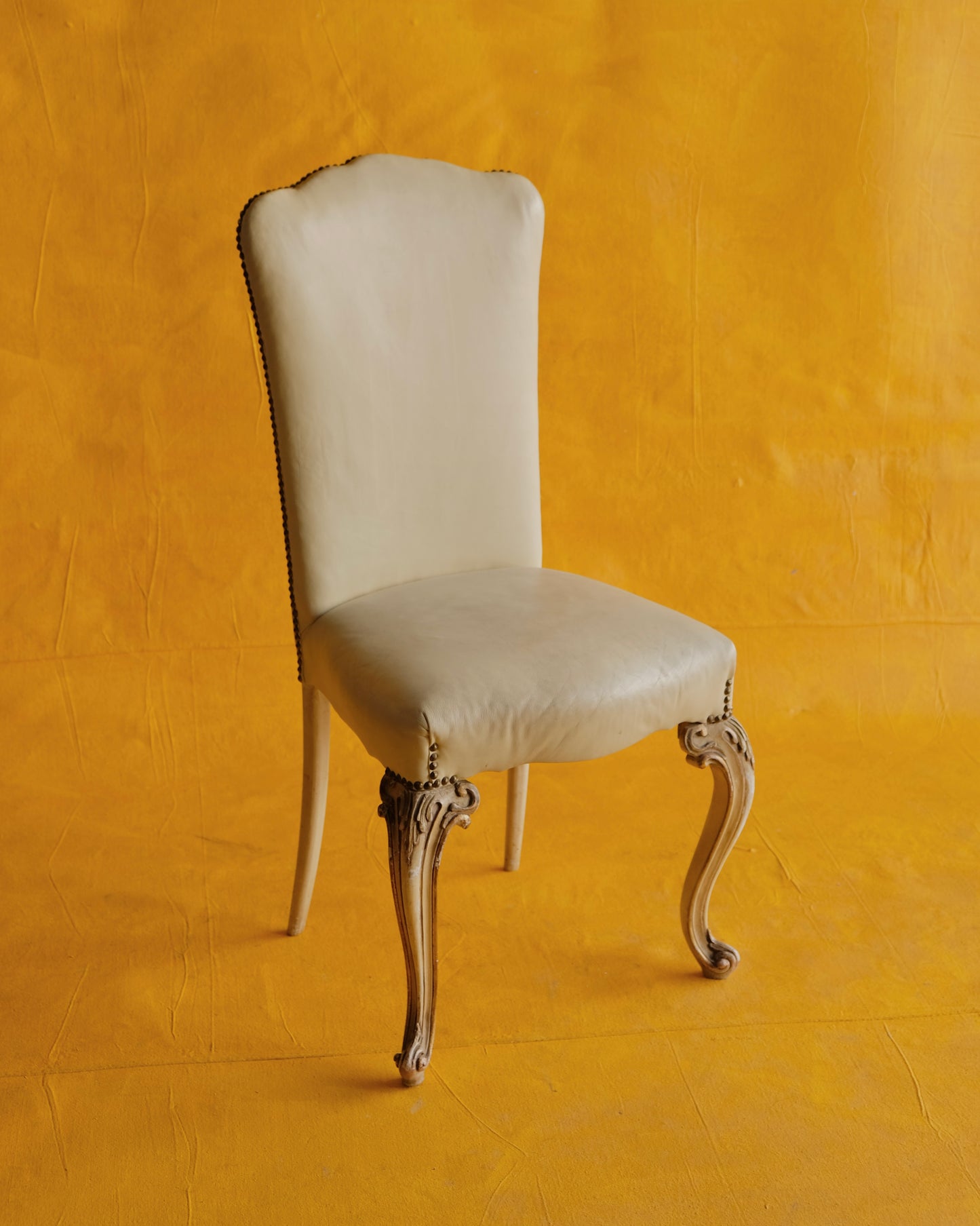 SET OF SIX LOUIS XV DINING CHAIRS w. ORIGINAL LEATHER UPHOLSTERY