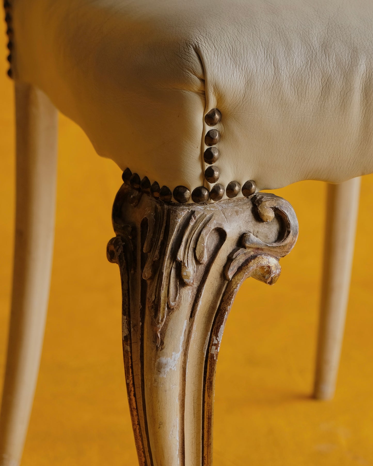 SET OF SIX LOUIS XV DINING CHAIRS w. ORIGINAL LEATHER UPHOLSTERY