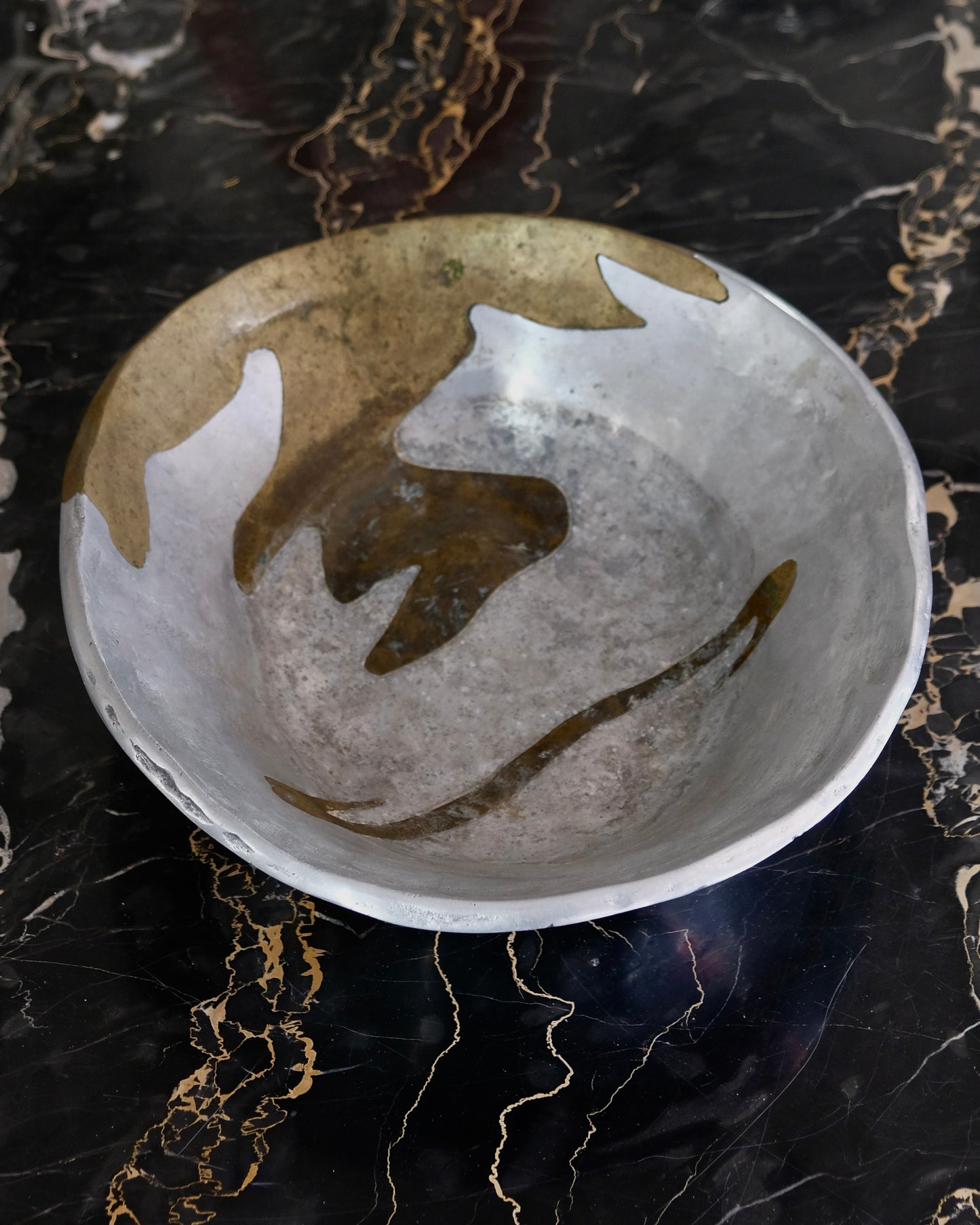 CAST ALUMINIUM BOWL w. ABSTRACT BRASS DETAIL