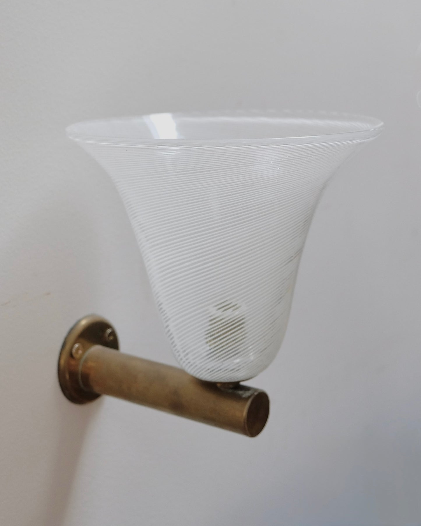 TAPERED WHITE LINED MURANO GLASS SCONCE w. BRASS MOUNT