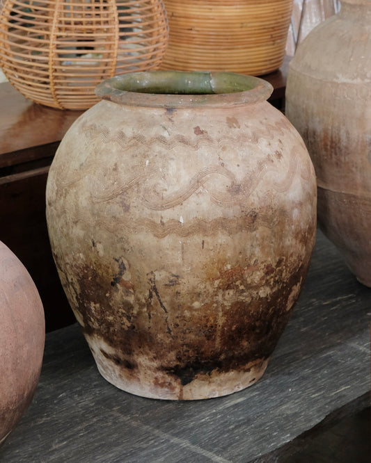 SPANISH TERRACOTTA POT w. WAVE DETAIL