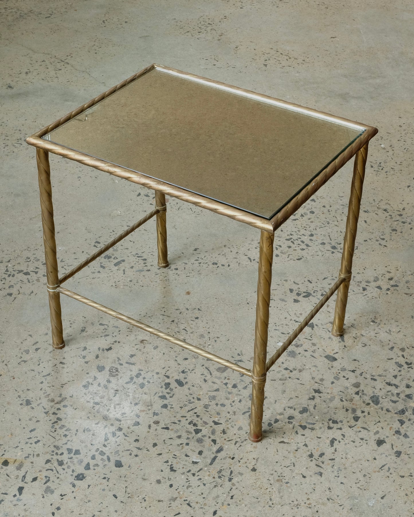 MIRRORED BRASS SIDE TABLE w. TWIST DETAIL
