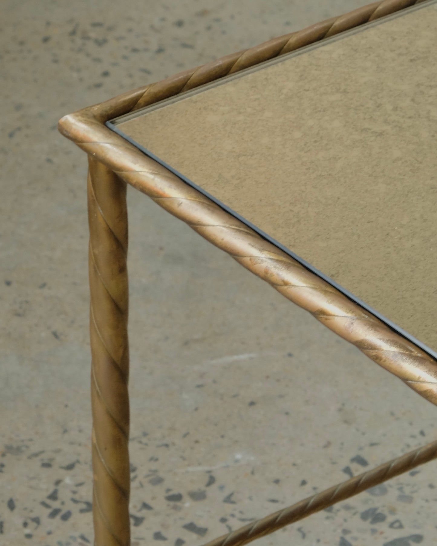 MIRRORED BRASS SIDE TABLE w. TWIST DETAIL