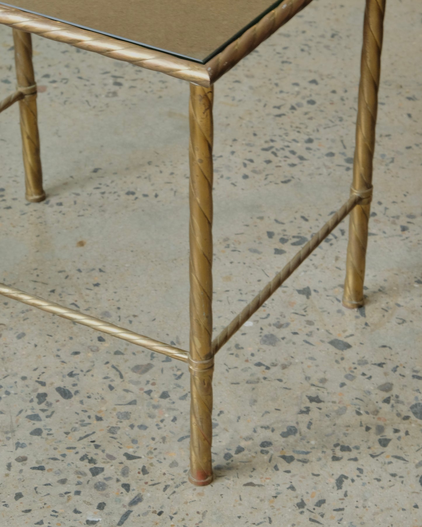 MIRRORED BRASS SIDE TABLE w. TWIST DETAIL
