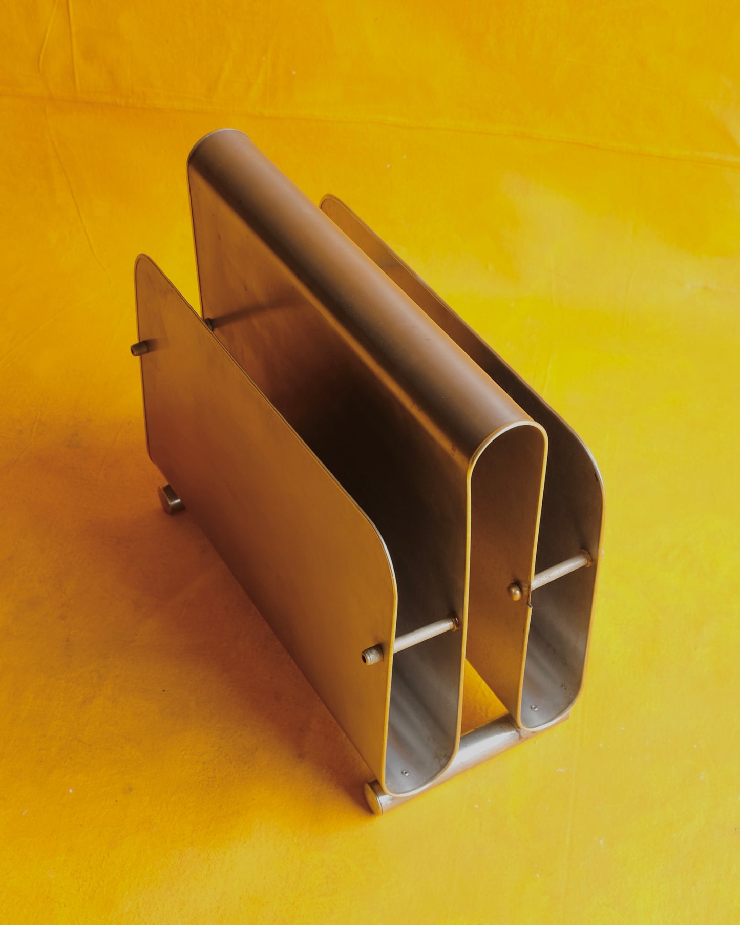CURVED STEEL MAGAZINE RACK