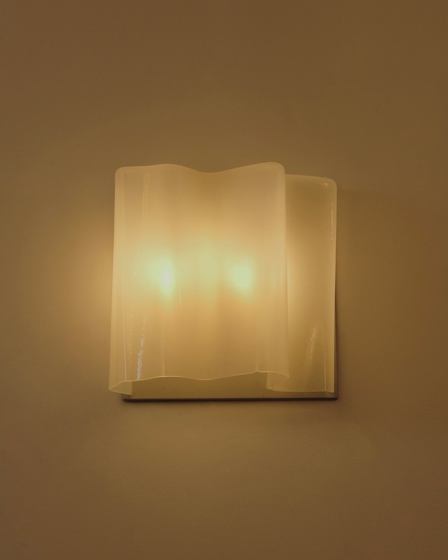 WAVED ABSTRACT GLASS LOGICO SCONCES