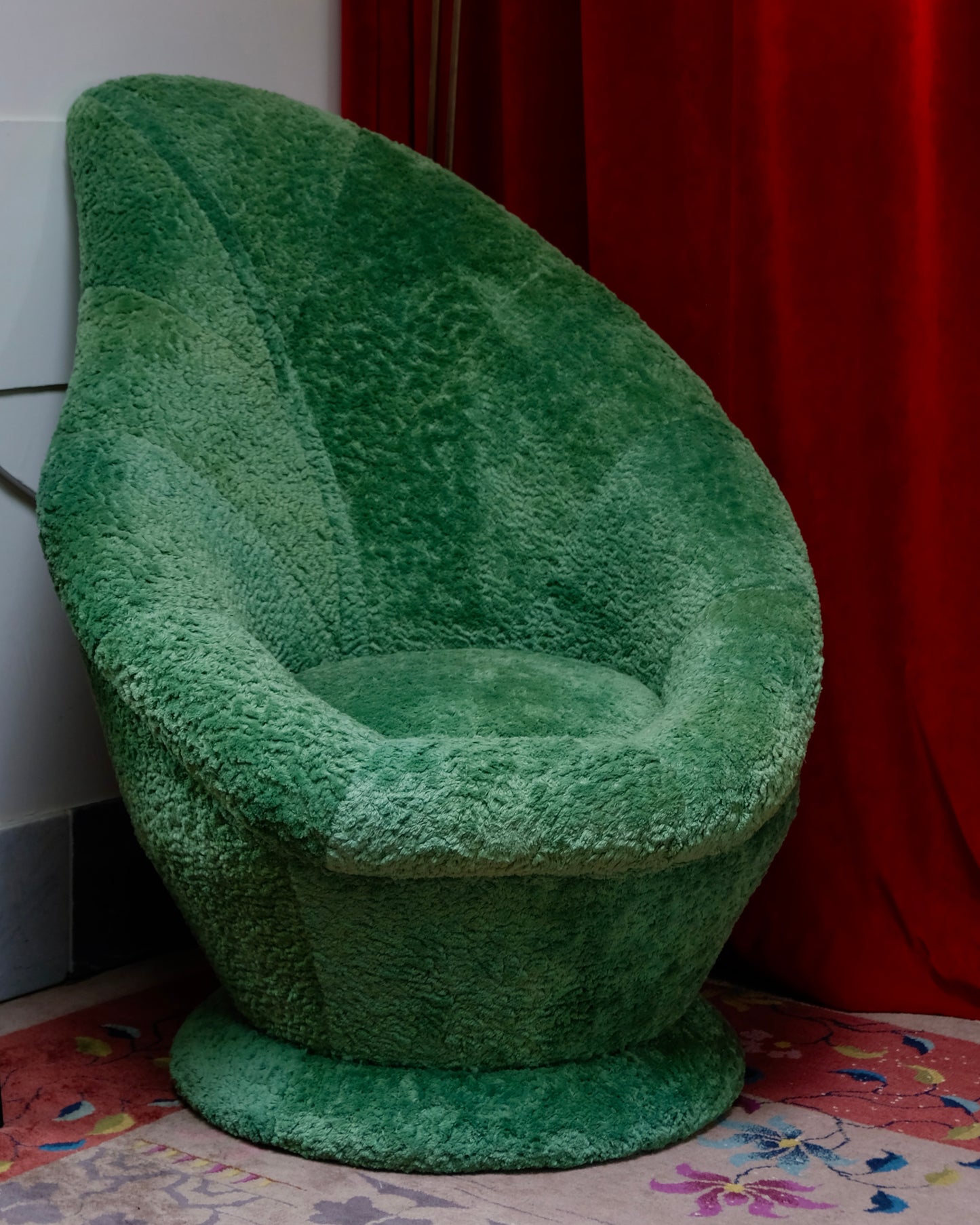 PAIR OF LEAF CHAIRS W. ORIGINAL BOUCLE UPHOLSTERY