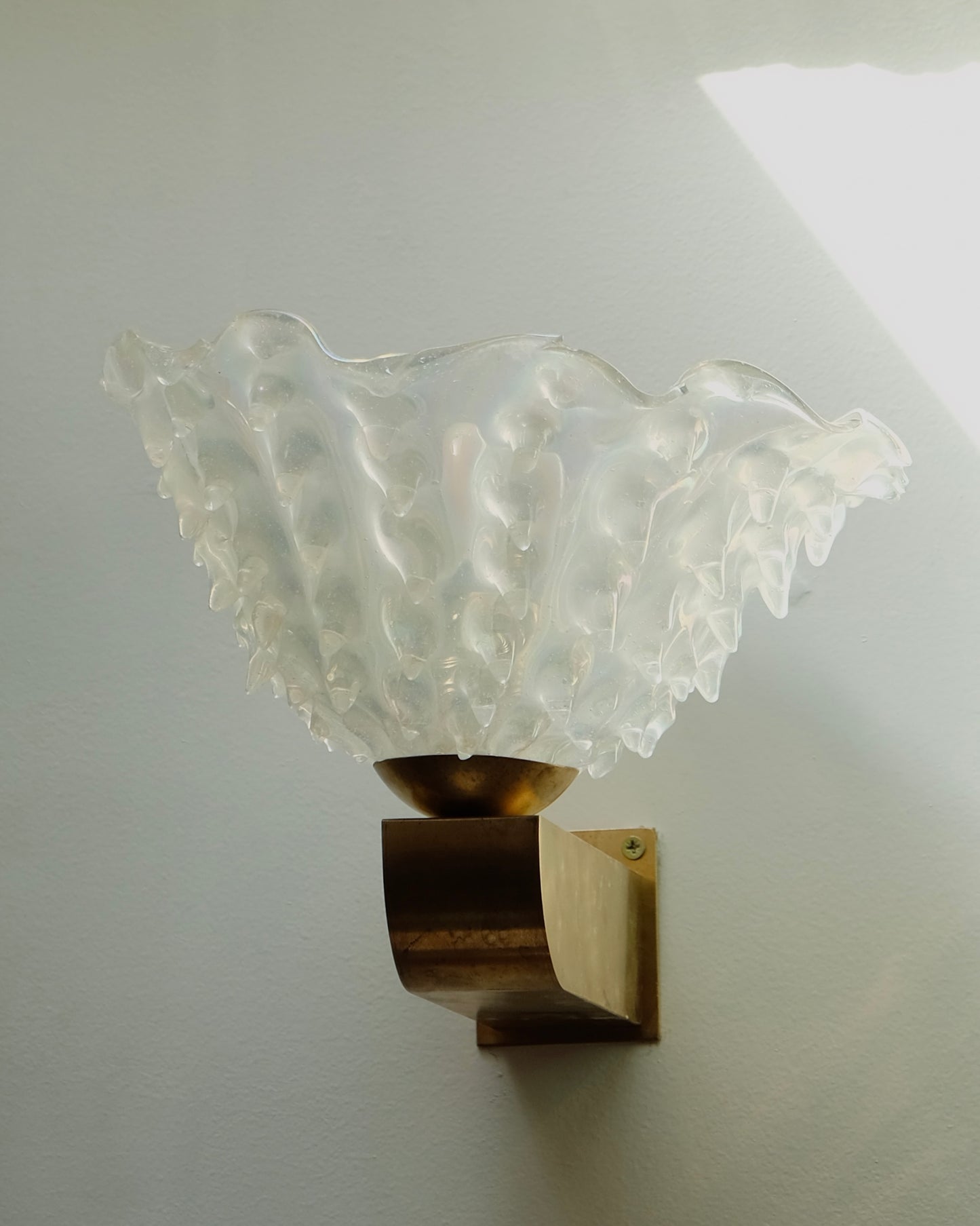 SINGLE ABSTRACT IRIDESCENT MURANO GLASS SCONCE