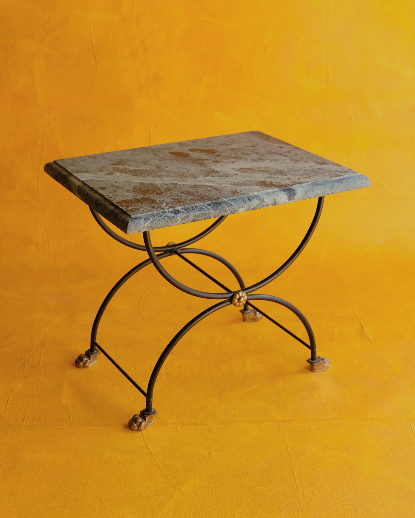 CURULE SIDE TABLE w. BEVELLED MARBLE TOP