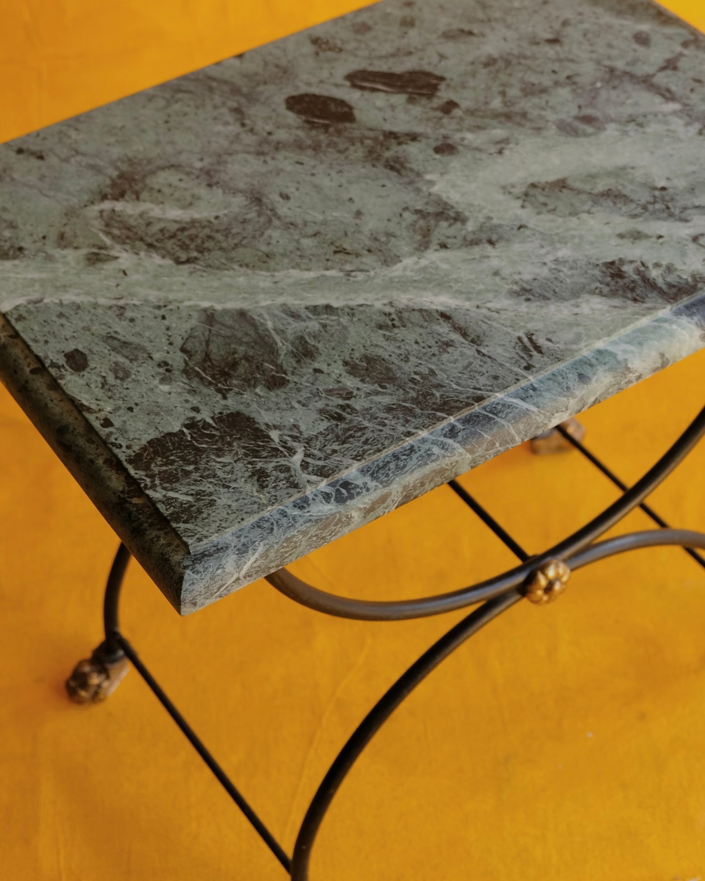 CURULE SIDE TABLE w. BEVELLED MARBLE TOP
