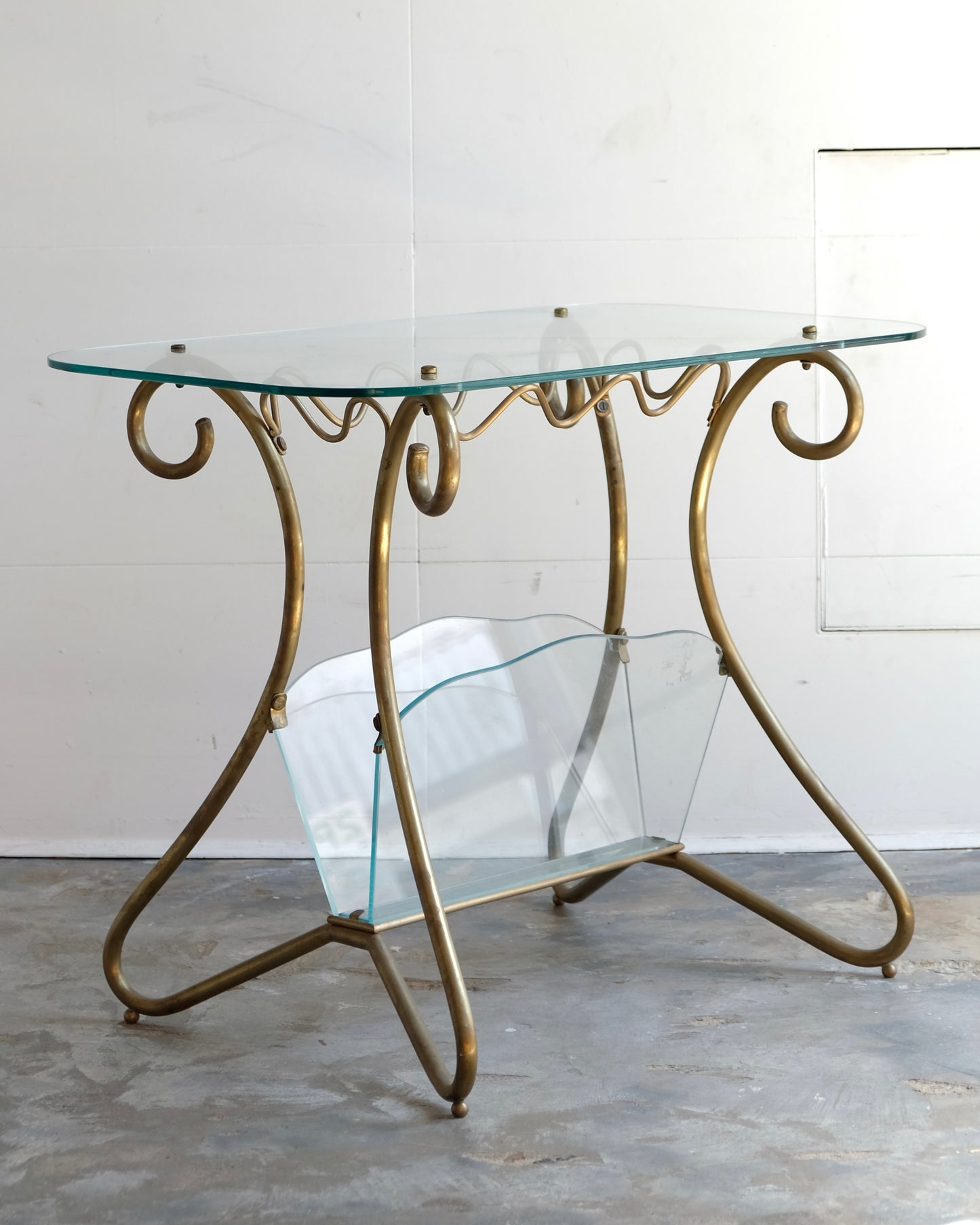 CURVED BRASS SIDE TABLE w. GLASS MAGAZINE STAND