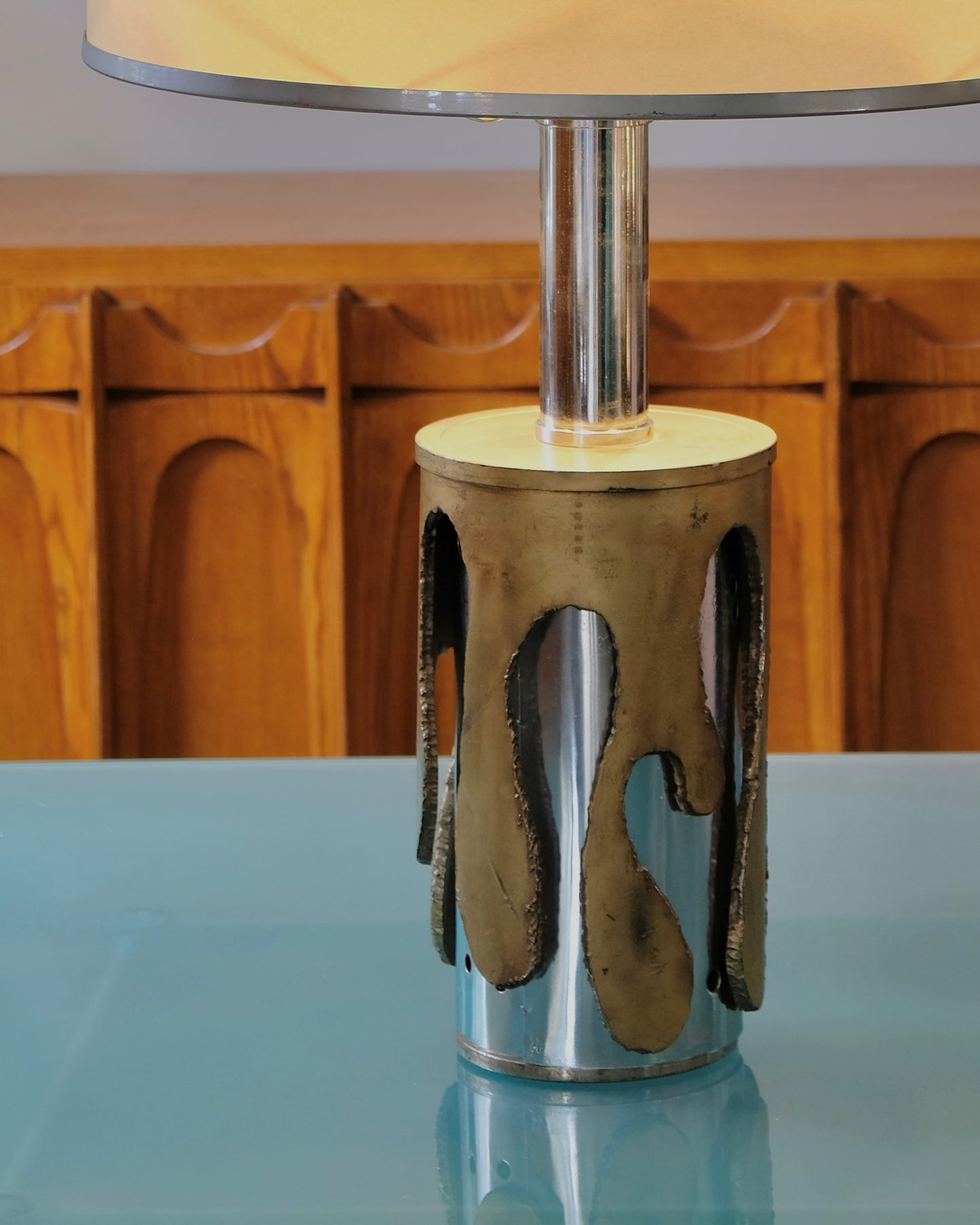 BRUTALIST TABLE LAMP w. CAST BRASS DETAIL