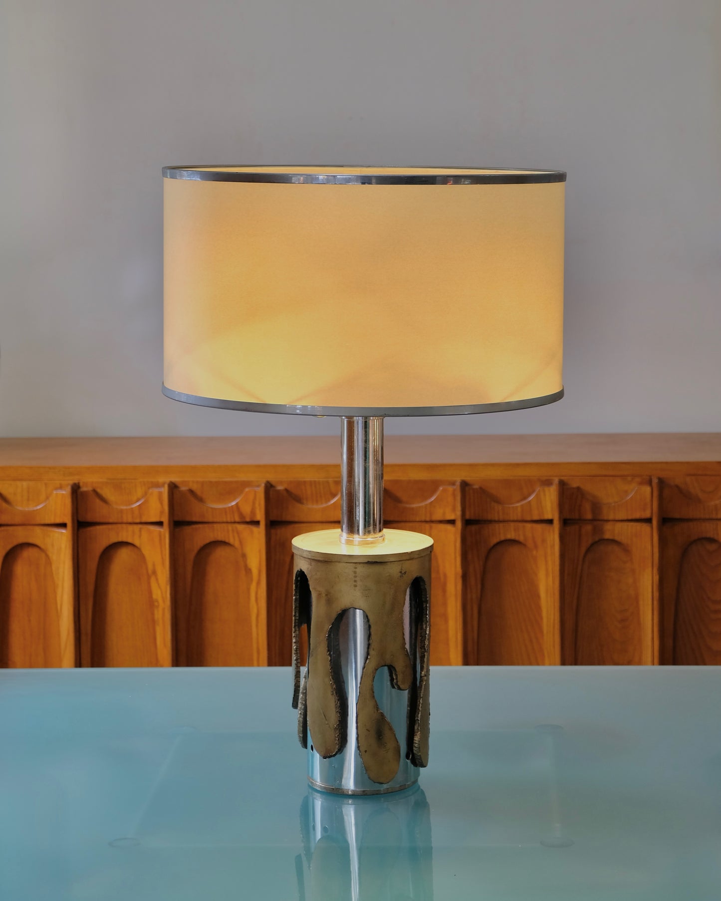 BRUTALIST TABLE LAMP w. CAST BRASS DETAIL