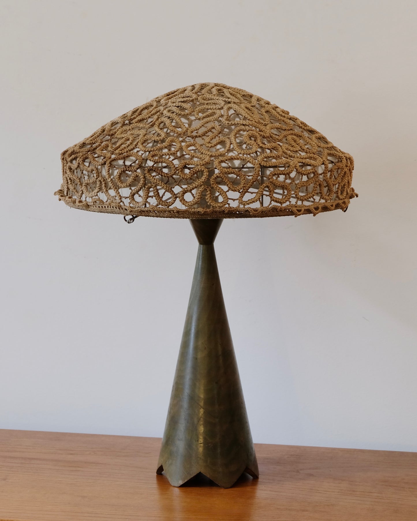 TIMBER TABLE LAMP w. MACRAME SHADE