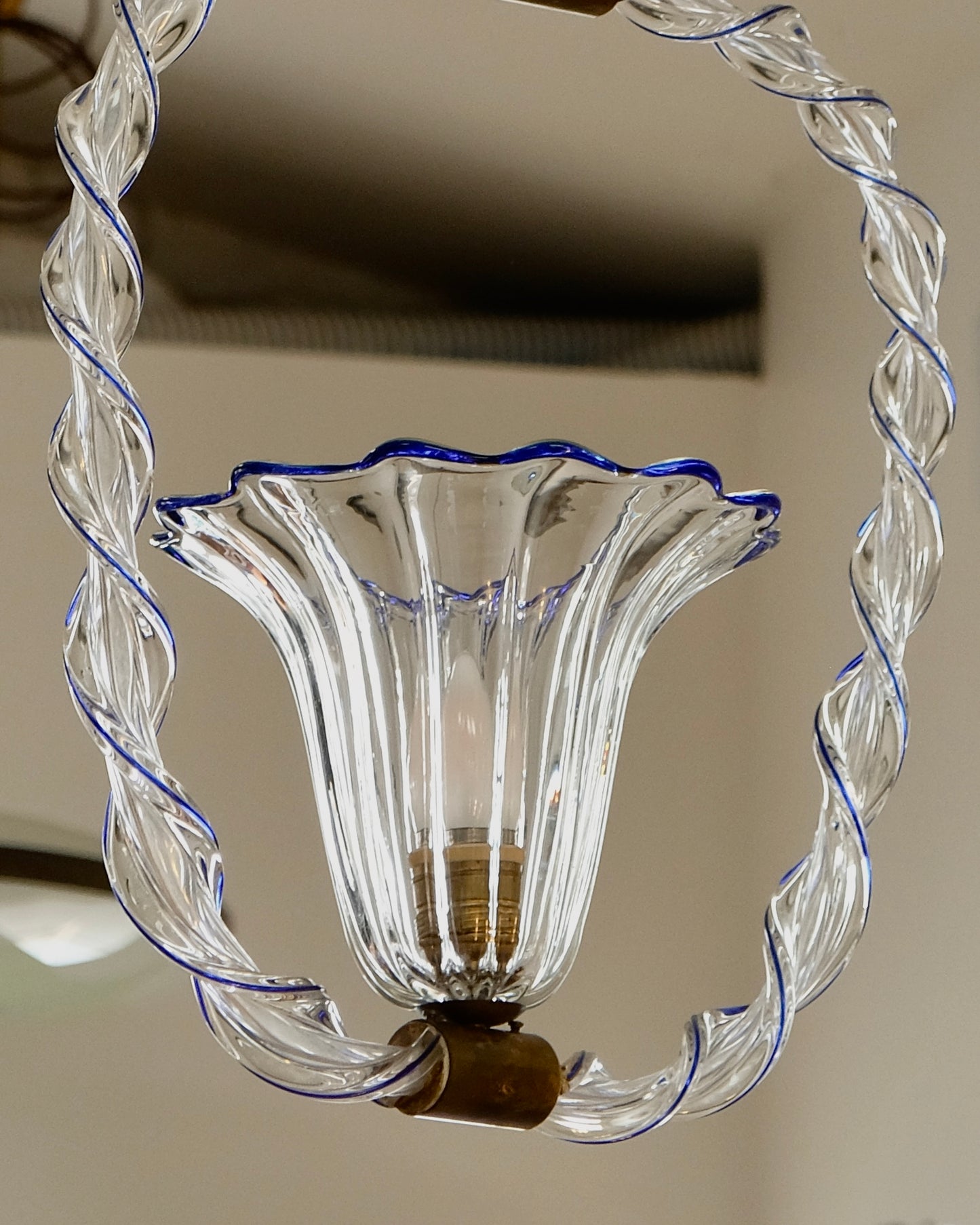 MURANO GLASS TWIST PENDANT w. BLUE LINE DETAIL