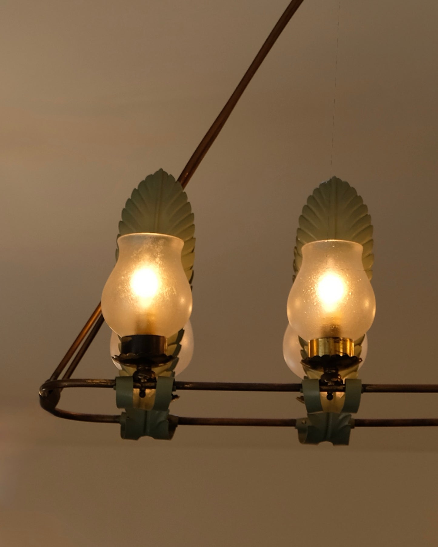 TRAINGULAR BRASS LEAF LIGHT