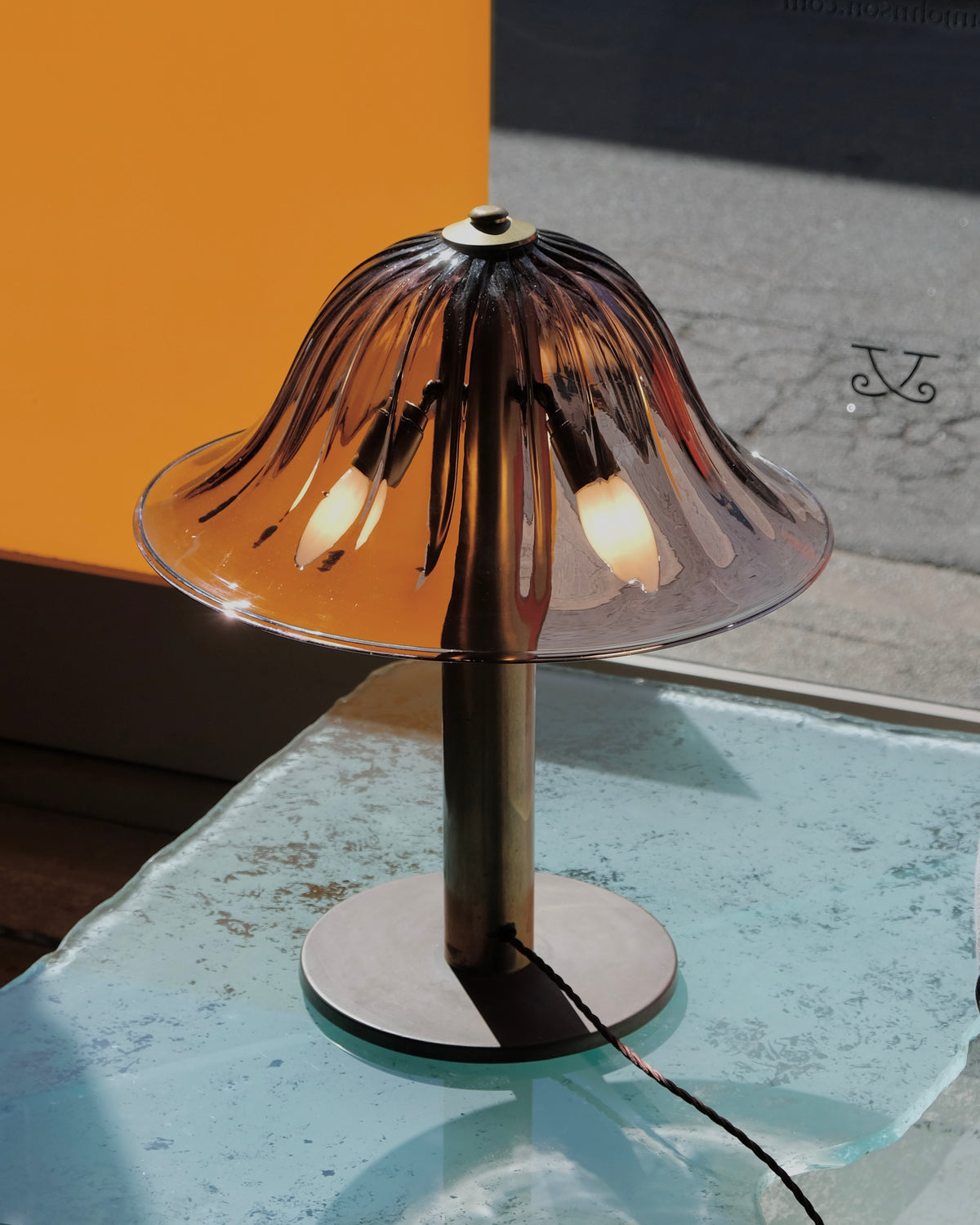 BRASS ART DECO TABLE LAMP w. AMETHYST MURANO GLASS SHADE