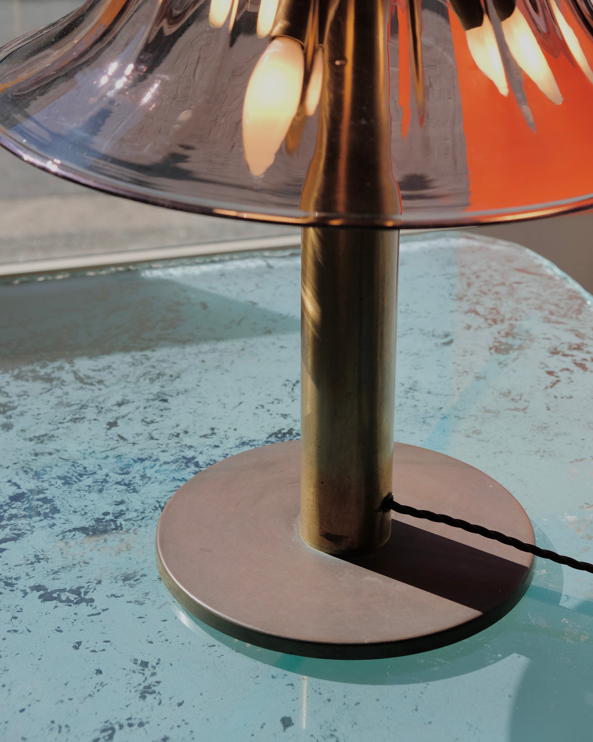 BRASS ART DECO TABLE LAMP w. AMETHYST MURANO GLASS SHADE