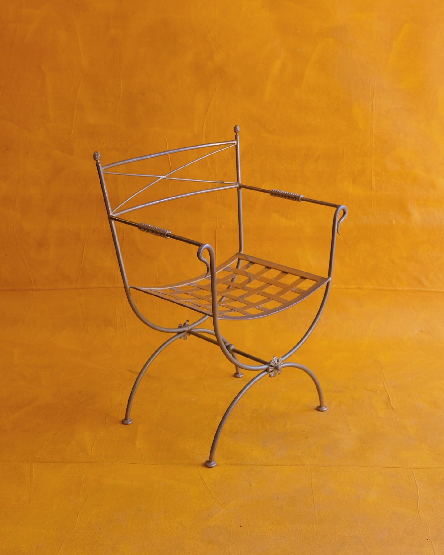 BRASS CURULE CHAIRS w. FLORAL DETAIL