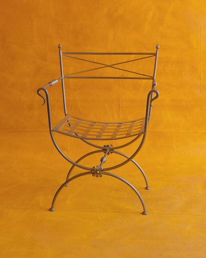 BRASS CURULE CHAIRS w. FLORAL DETAIL