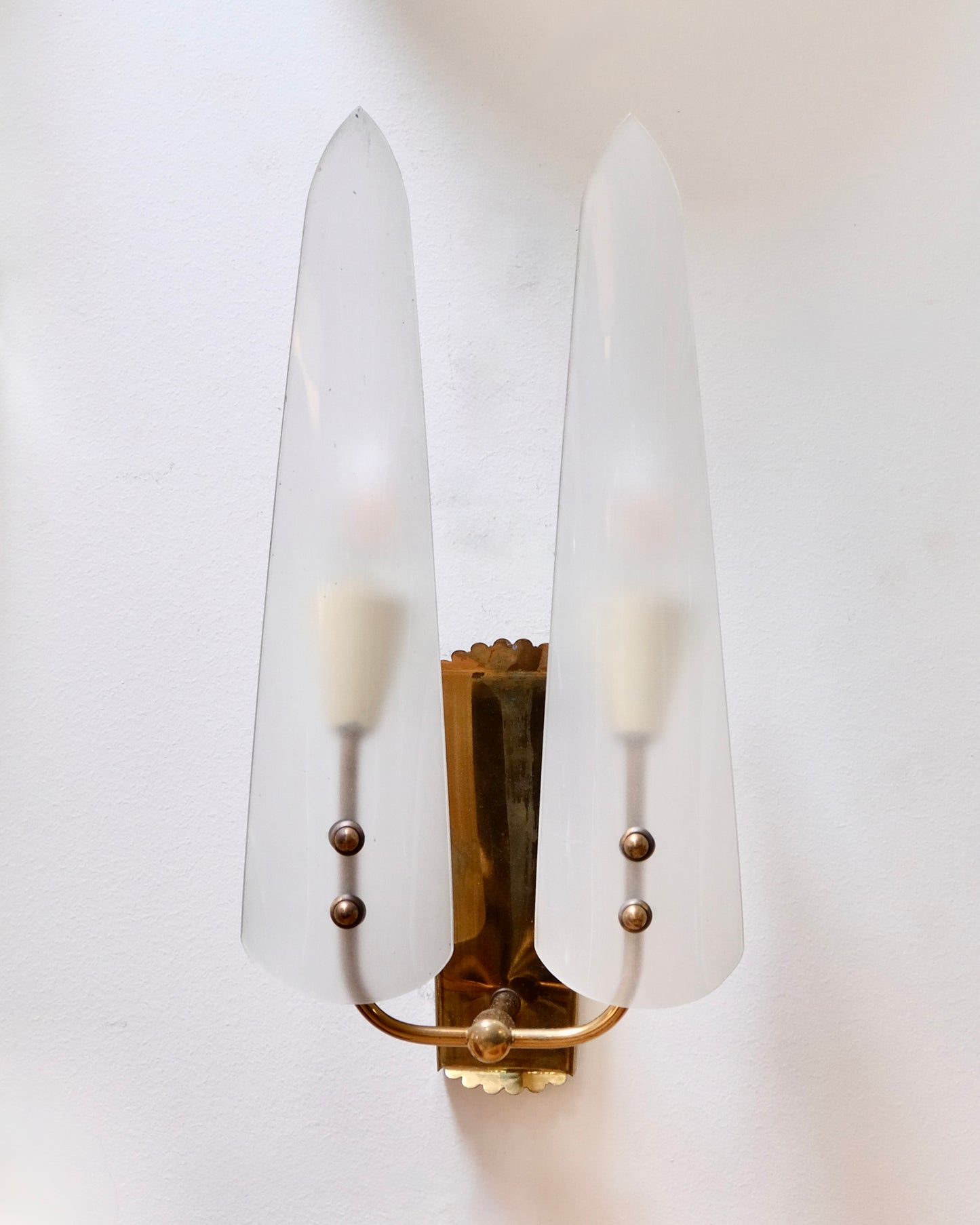 TWIN SPIRE SCONCES w. SCALLOPED BRASS MOUNT