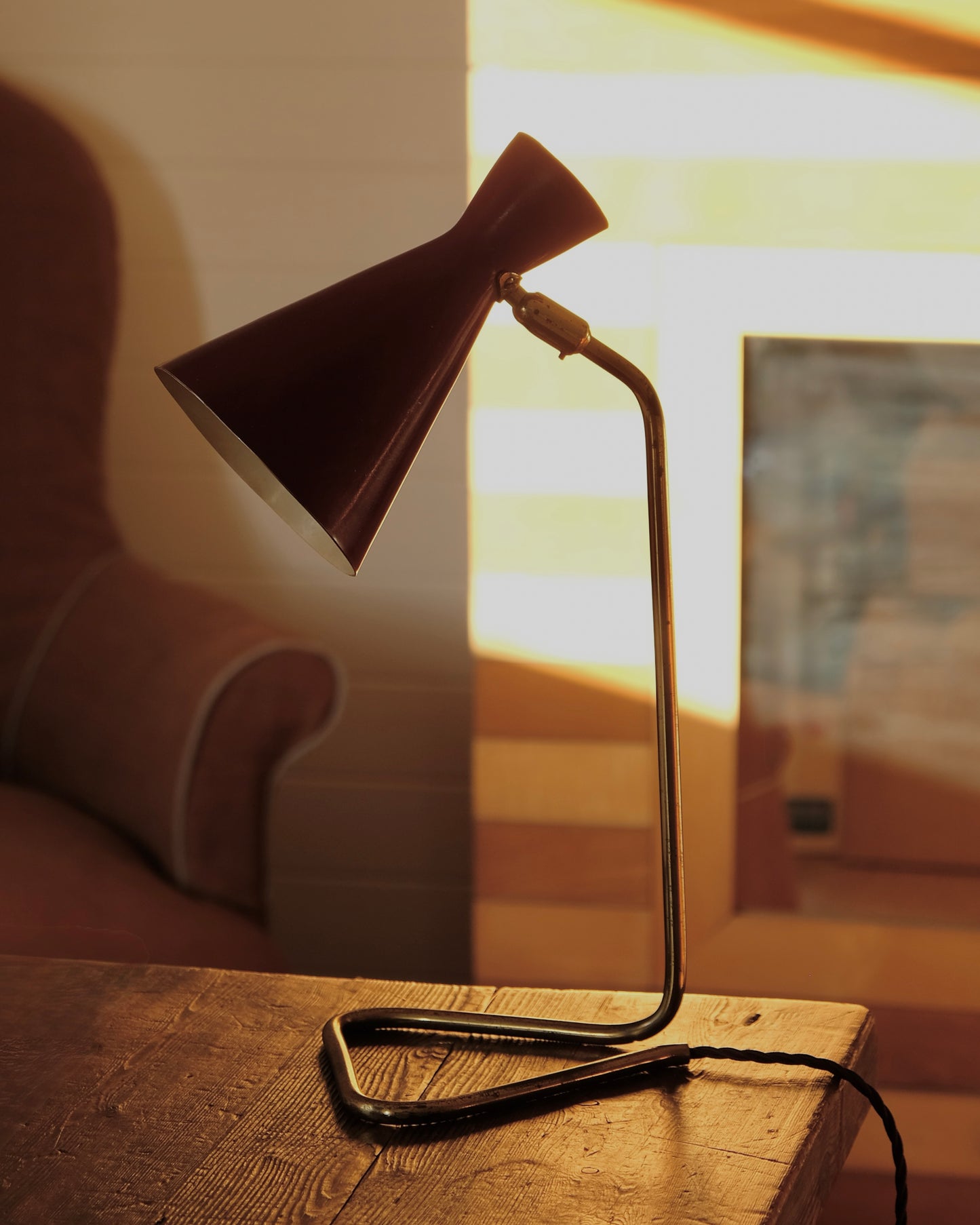 MODERNIST RED TABLE LAMP w. CURVED BRASS BASE