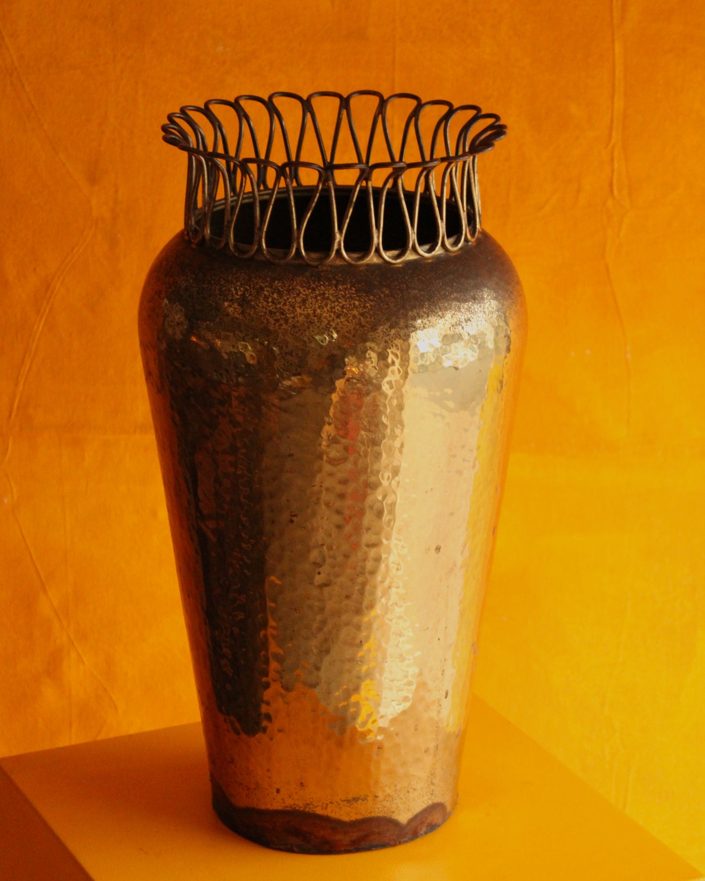 HAMMERED BRASS UMBRELLA STAND WITH DECORATIVE TRIM