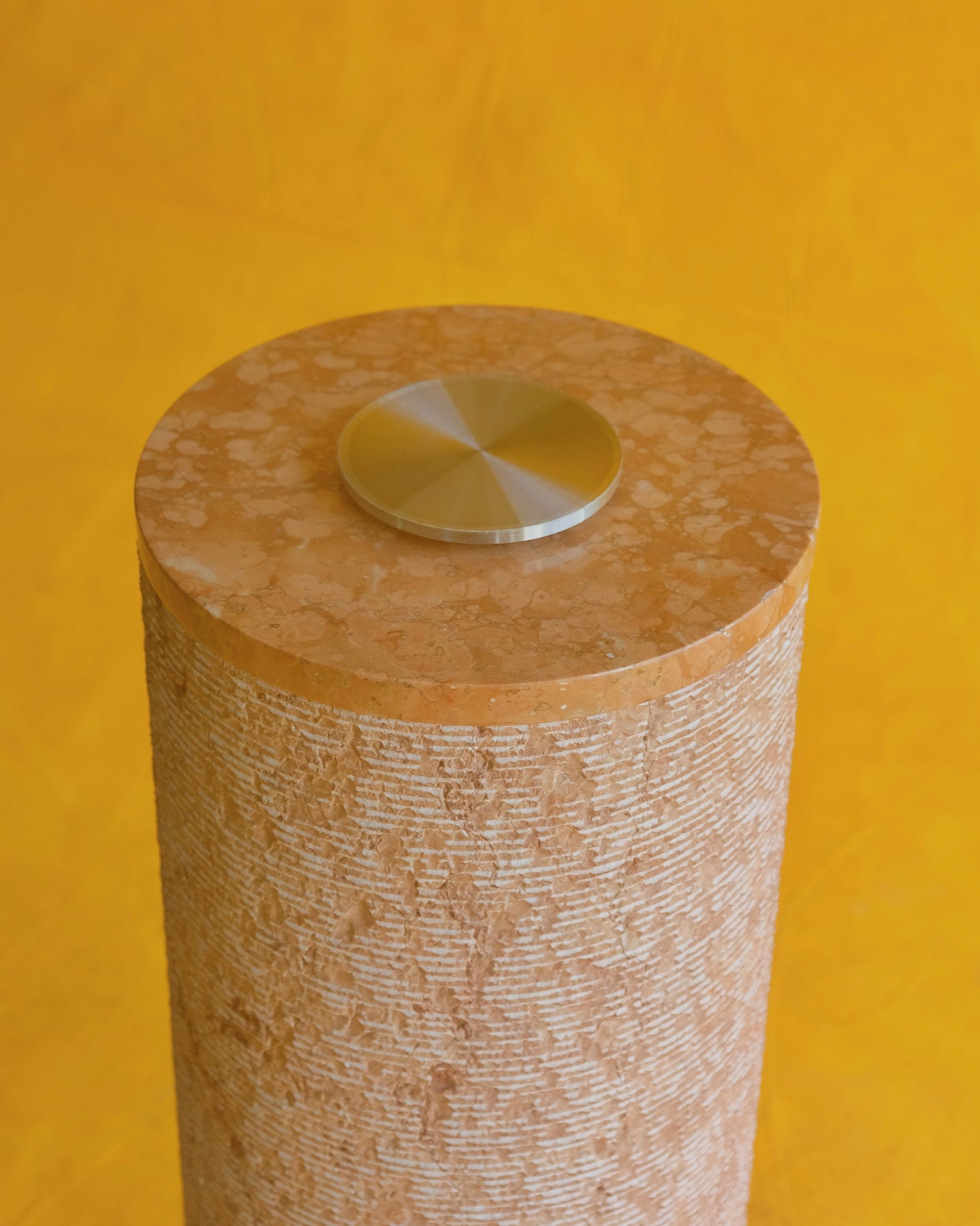 LINED TEXTURED STONE TABLE w. BEVELLED GLASS TOP