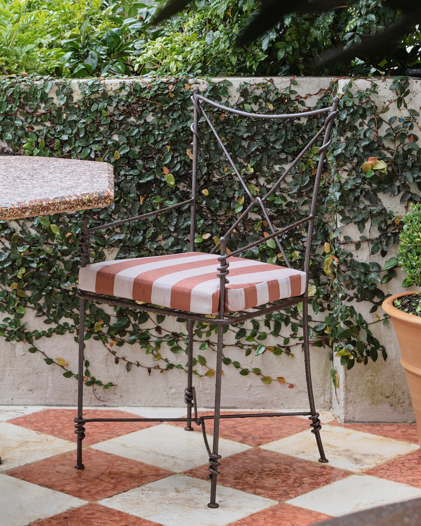 SET OF FOUR WROUGHT IRON GARDEN CHAIRS w. STRIPED CUSHION