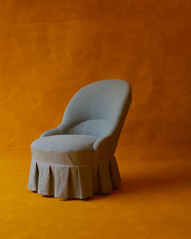 SMALL PLEATED CHAIR w. PINK PIPING