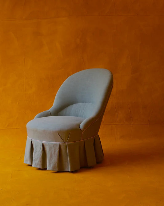 SMALL PLEATED CHAIR w. PINK PIPING