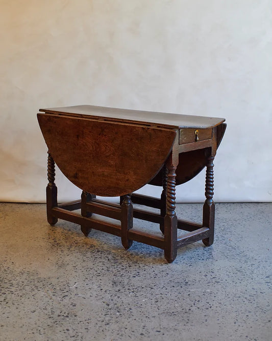 WOODEN GATE LEG TABLE w. DRAWER